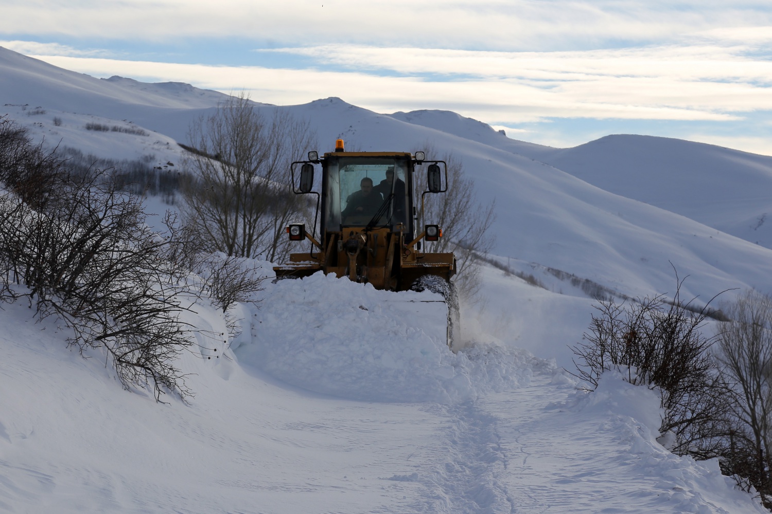 2 bin 200 metre rakımdaki köyün yolu zorlu çalışmalar sonucu açıldı 43