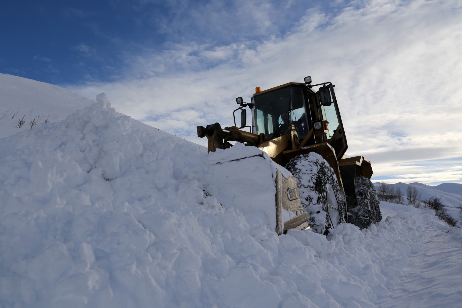 2 bin 200 metre rakımdaki köyün yolu zorlu çalışmalar sonucu açıldı 39