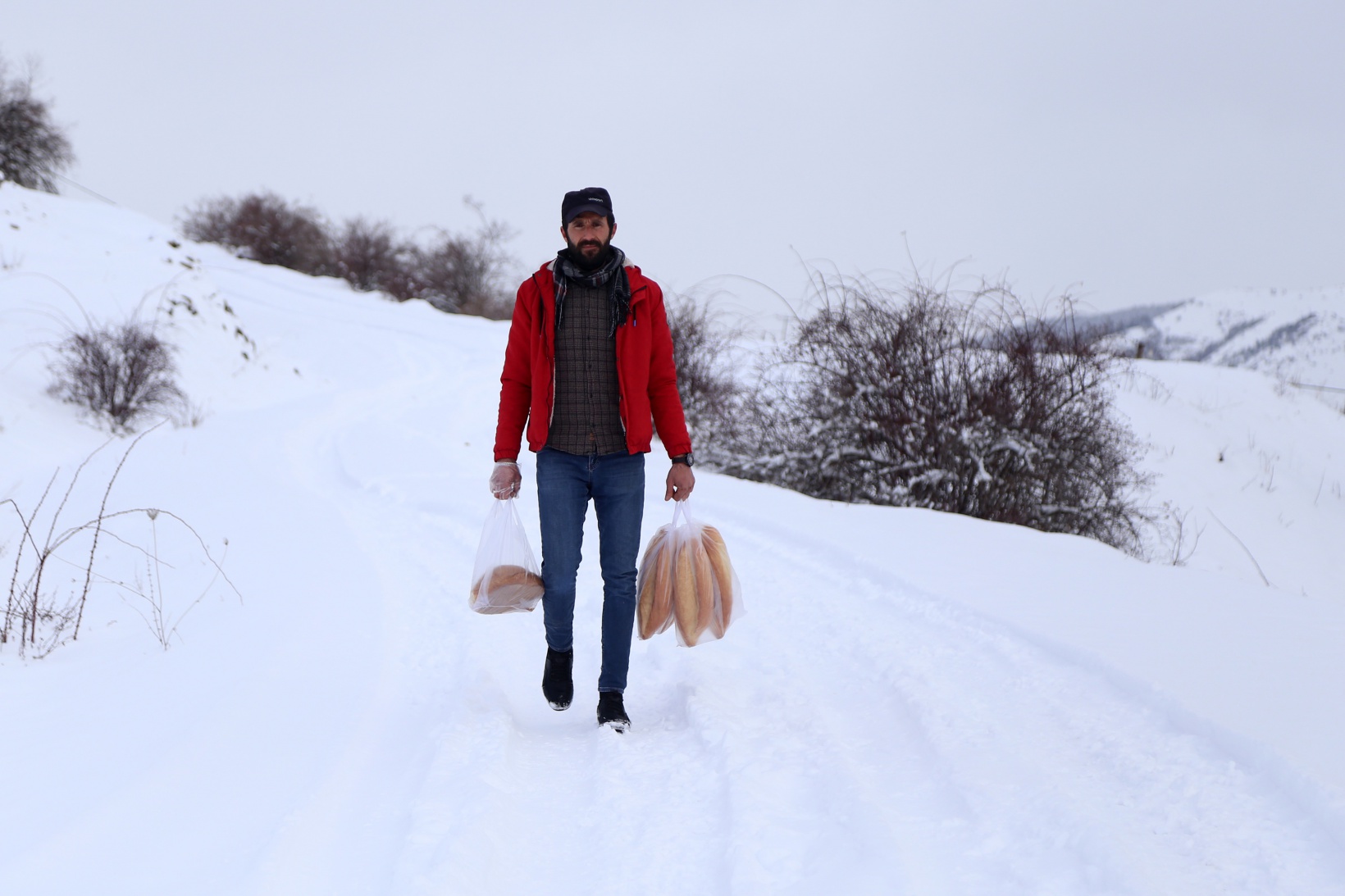 Her gün 120 kilometre kat edip 8 köye ekmek dağıtıyor 3