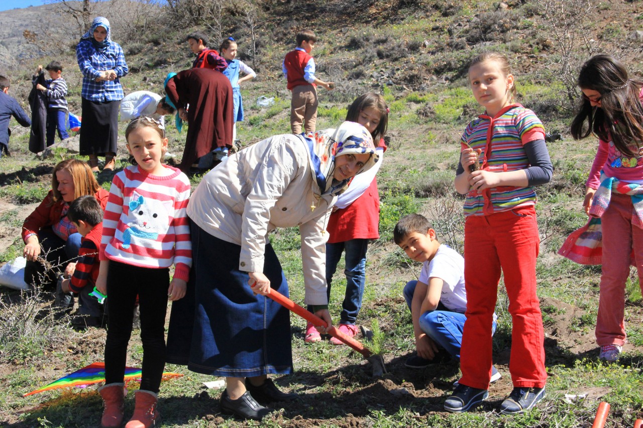 Minikler anneleri ile fidan dikti 6