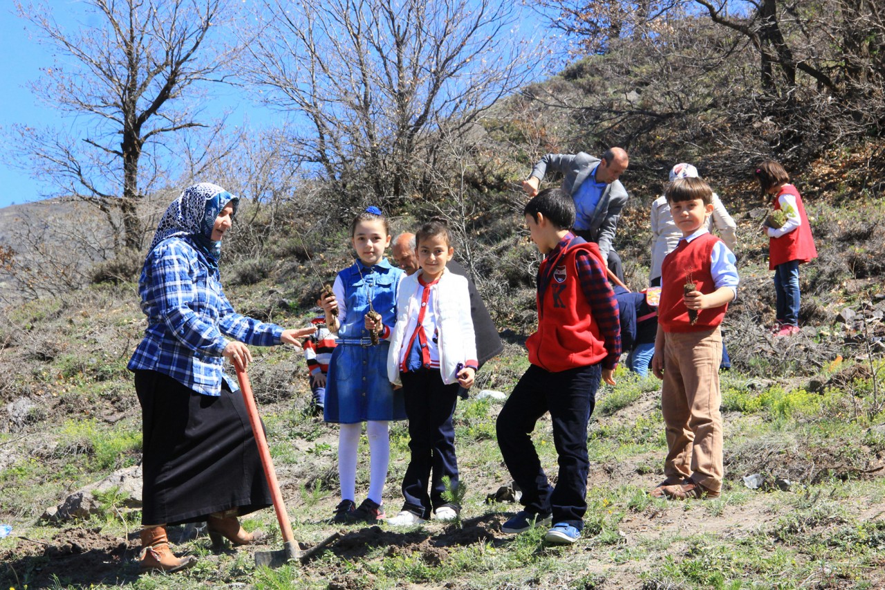 Minikler anneleri ile fidan dikti 7