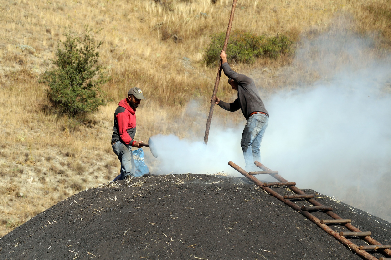 ‘Torlakçılar’ ekmeklerini ateş ve külden çıkarıyor   13