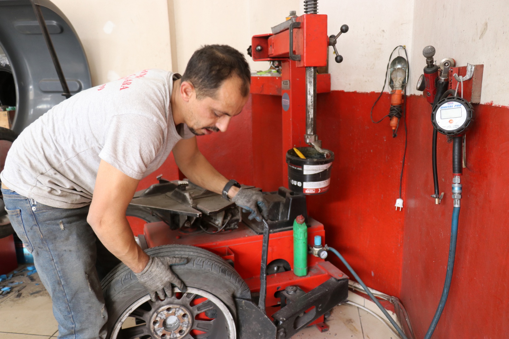 Uyarıyı duyan lastikçilere koştu 7