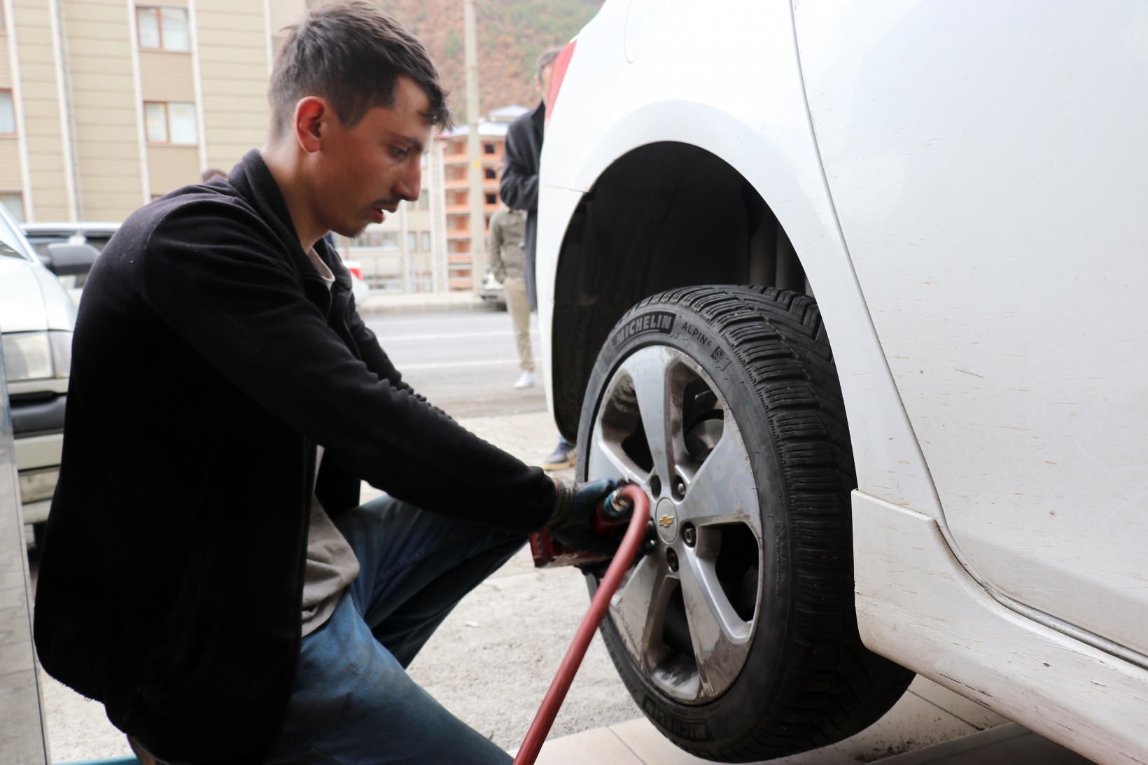 Uyarıyı duyan lastikçilere koştu 6