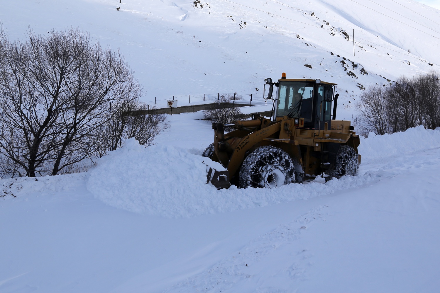 2 bin 200 metre rakımdaki köyün yolu zorlu çalışmalar sonucu açıldı 46