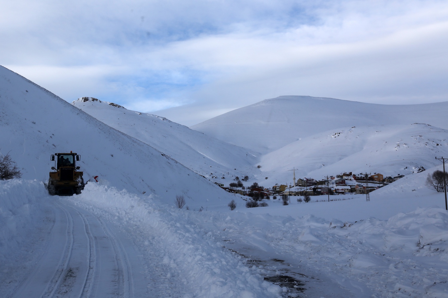 2 bin 200 metre rakımdaki köyün yolu zorlu çalışmalar sonucu açıldı 49