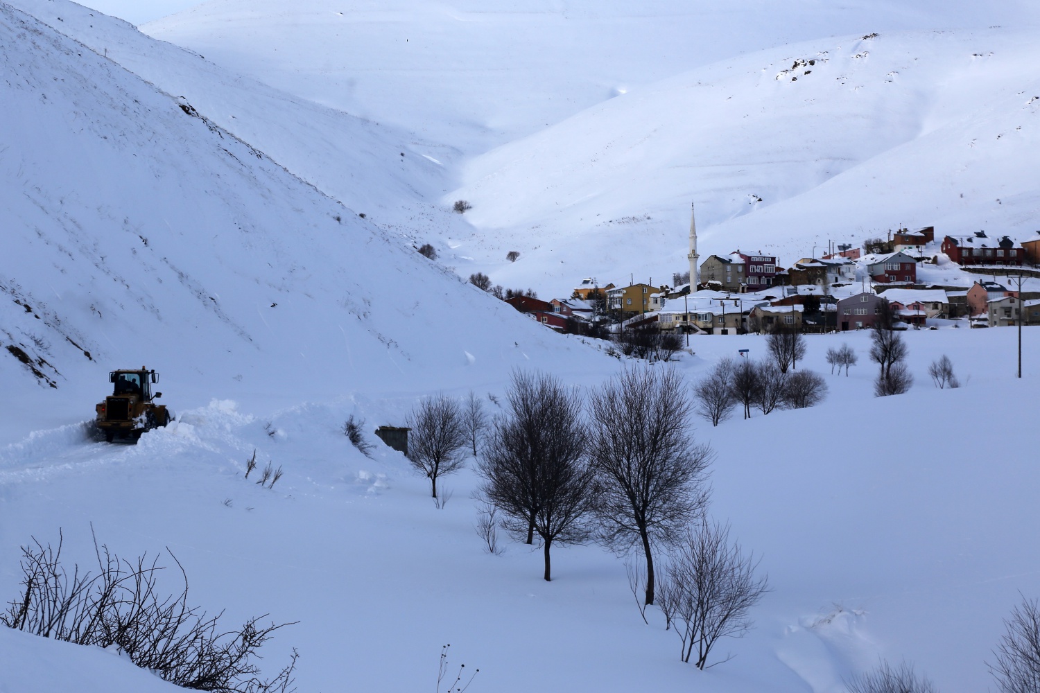 2 bin 200 metre rakımdaki köyün yolu zorlu çalışmalar sonucu açıldı 47