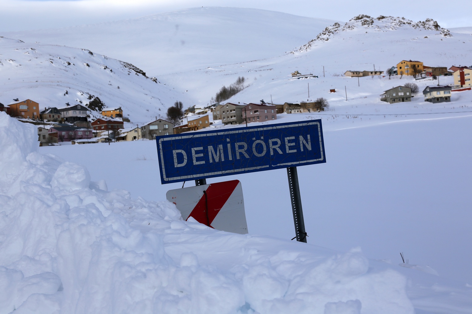 2 bin 200 metre rakımdaki köyün yolu zorlu çalışmalar sonucu açıldı 52