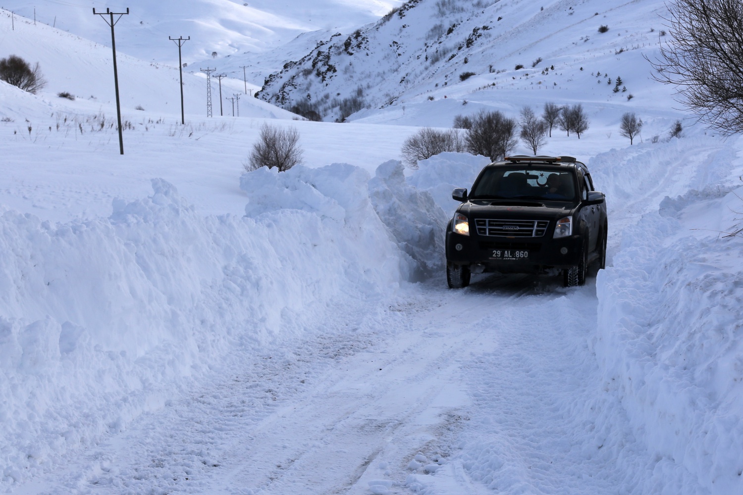2 bin 200 metre rakımdaki köyün yolu zorlu çalışmalar sonucu açıldı 50