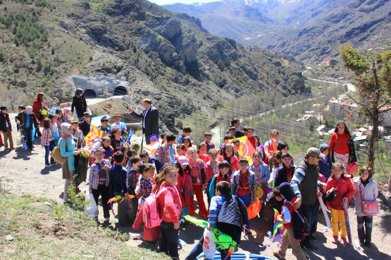 Minikler anneleri ile fidan dikti 10