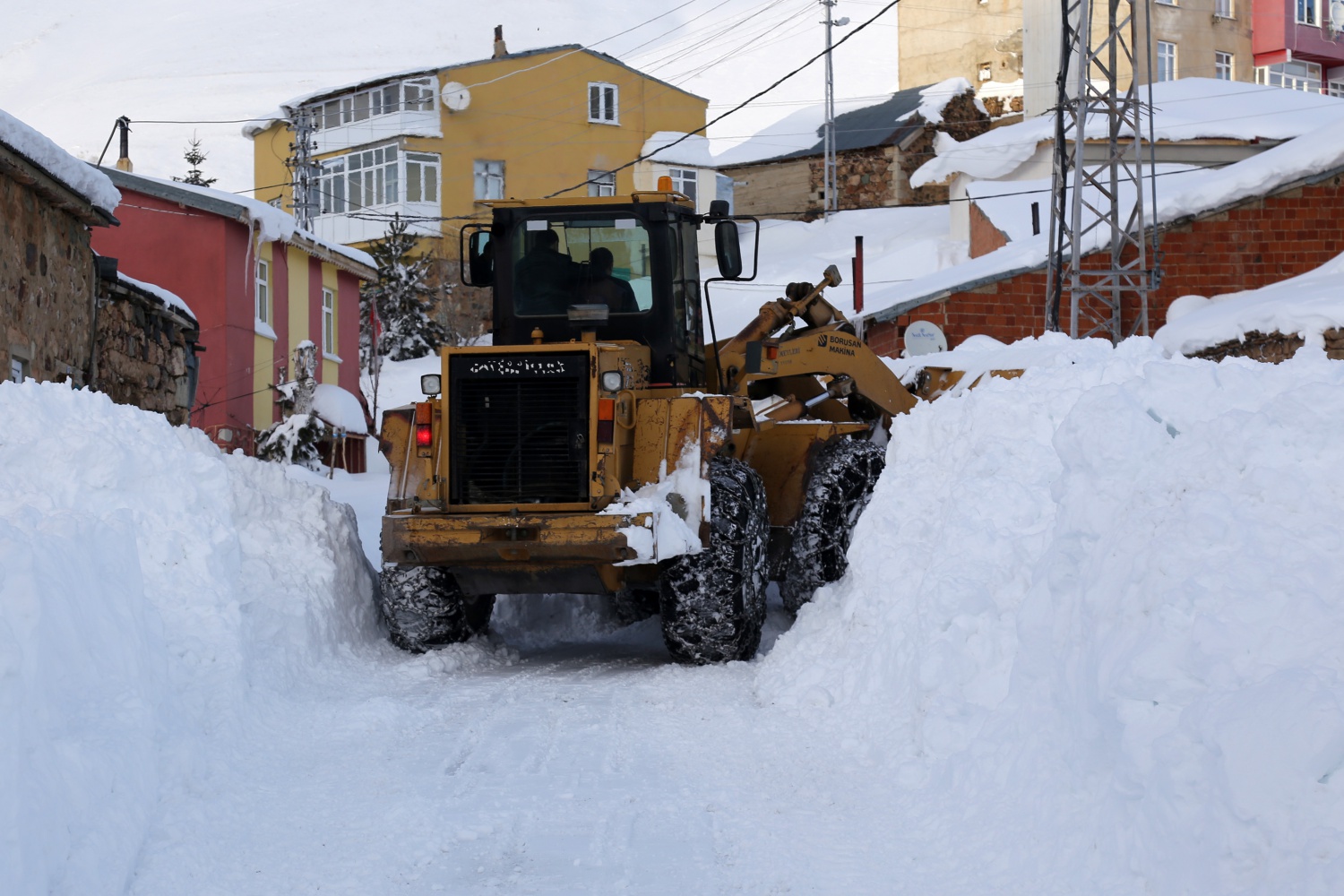2 bin 200 metre rakımdaki köyün yolu zorlu çalışmalar sonucu açıldı 51
