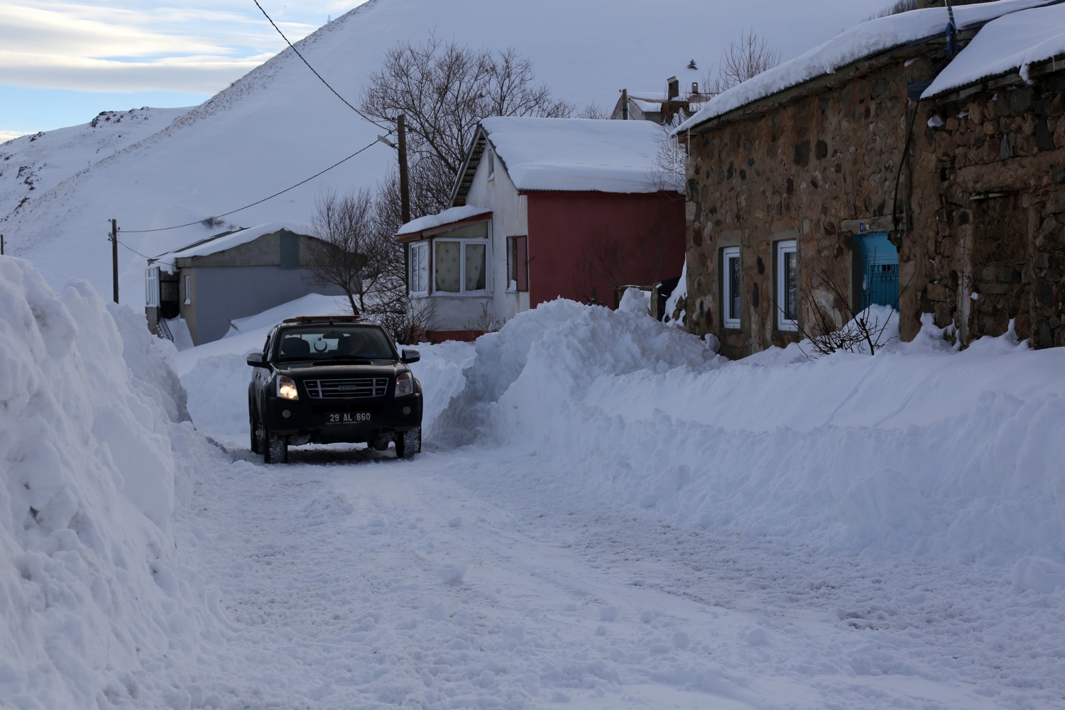 2 bin 200 metre rakımdaki köyün yolu zorlu çalışmalar sonucu açıldı 55