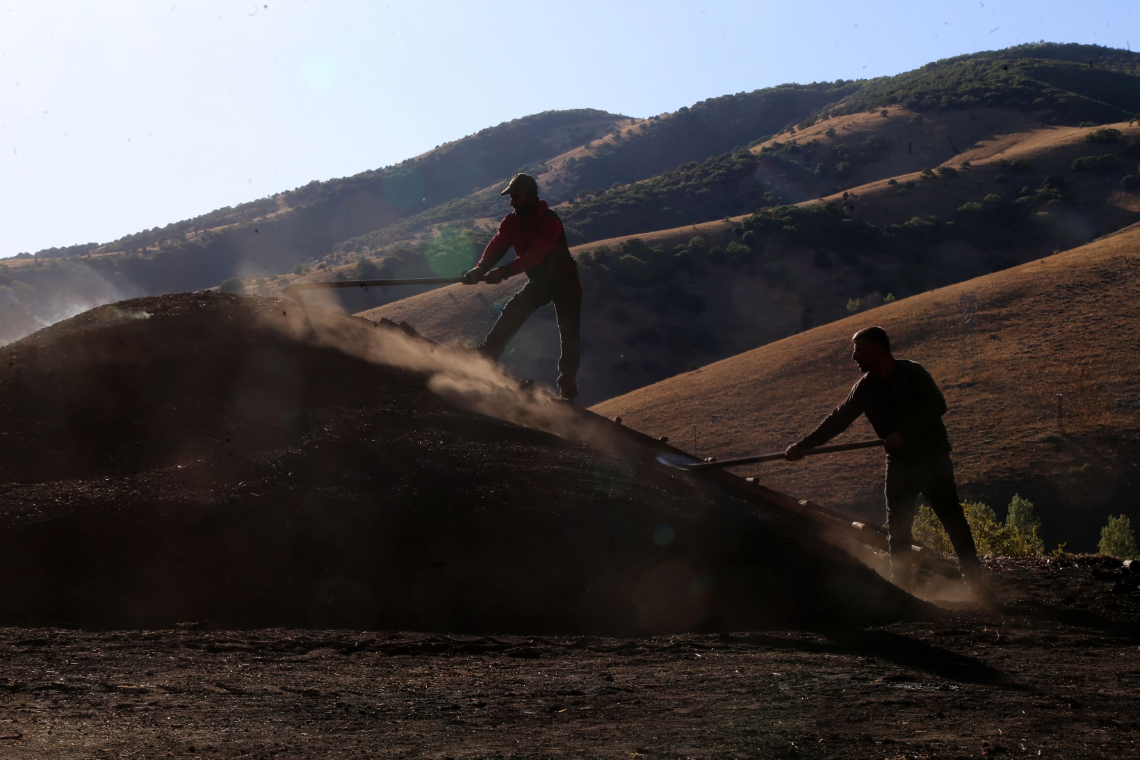 ‘Torlakçılar’ ekmeklerini ateş ve külden çıkarıyor   11