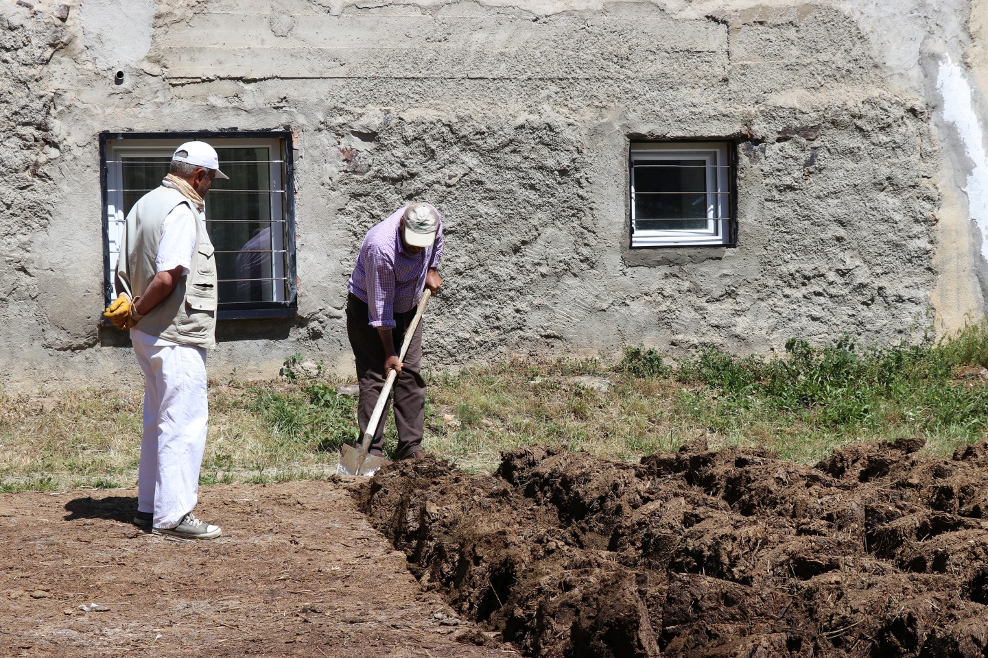 2 ayda yaptıkları tezekleri 12 ay boyunca yakıyorlar 6