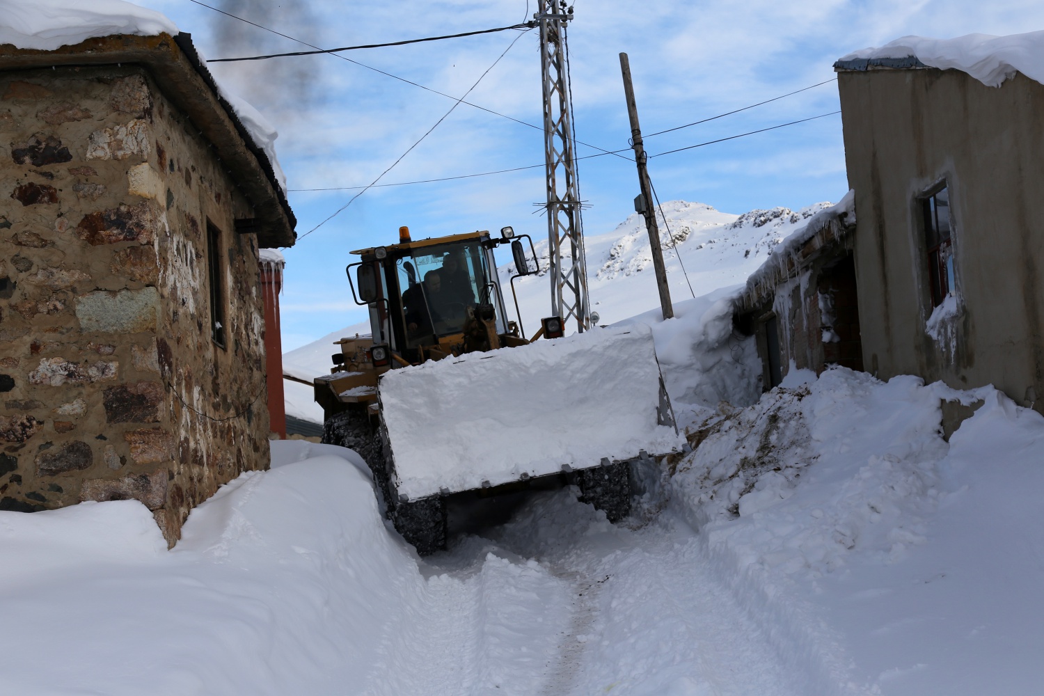 2 bin 200 metre rakımdaki köyün yolu zorlu çalışmalar sonucu açıldı 58