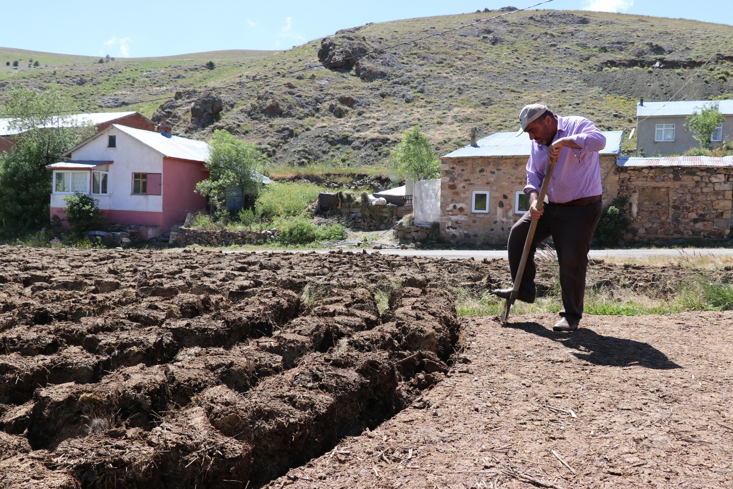 2 ayda yaptıkları tezekleri 12 ay boyunca yakıyorlar 4