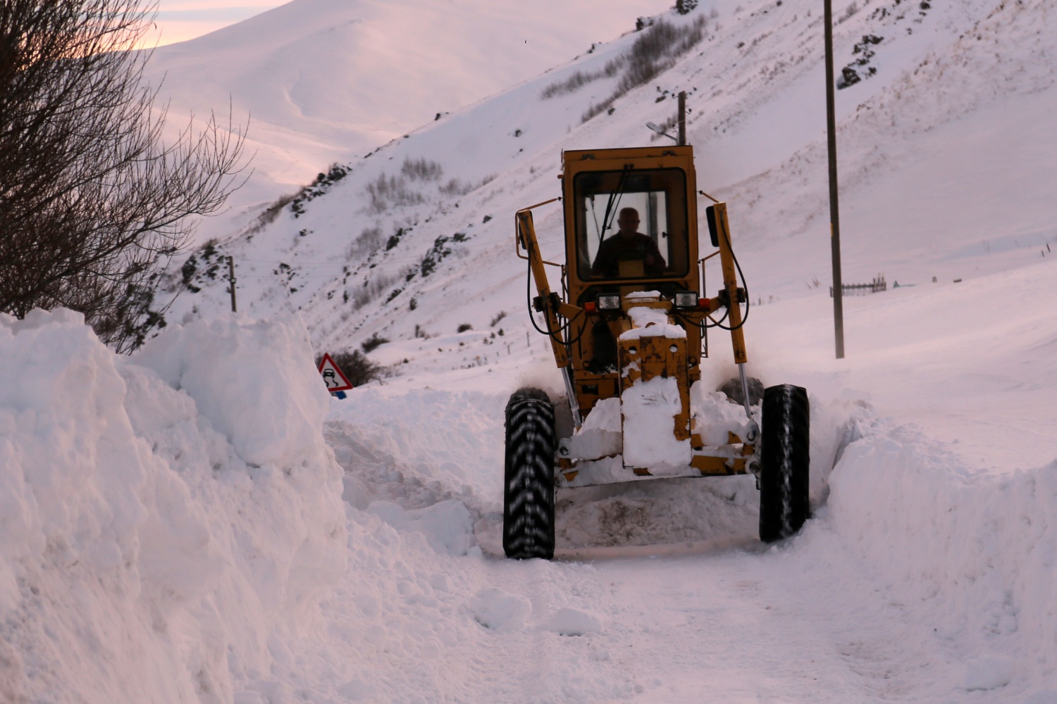 2 bin 200 metre rakımdaki köyün yolu zorlu çalışmalar sonucu açıldı 53