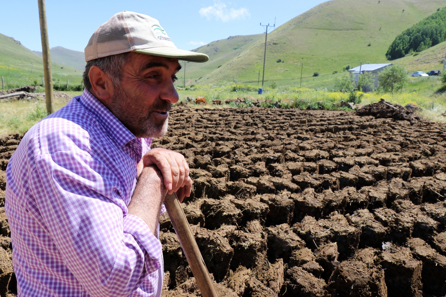 2 ayda yaptıkları tezekleri 12 ay boyunca yakıyorlar 10