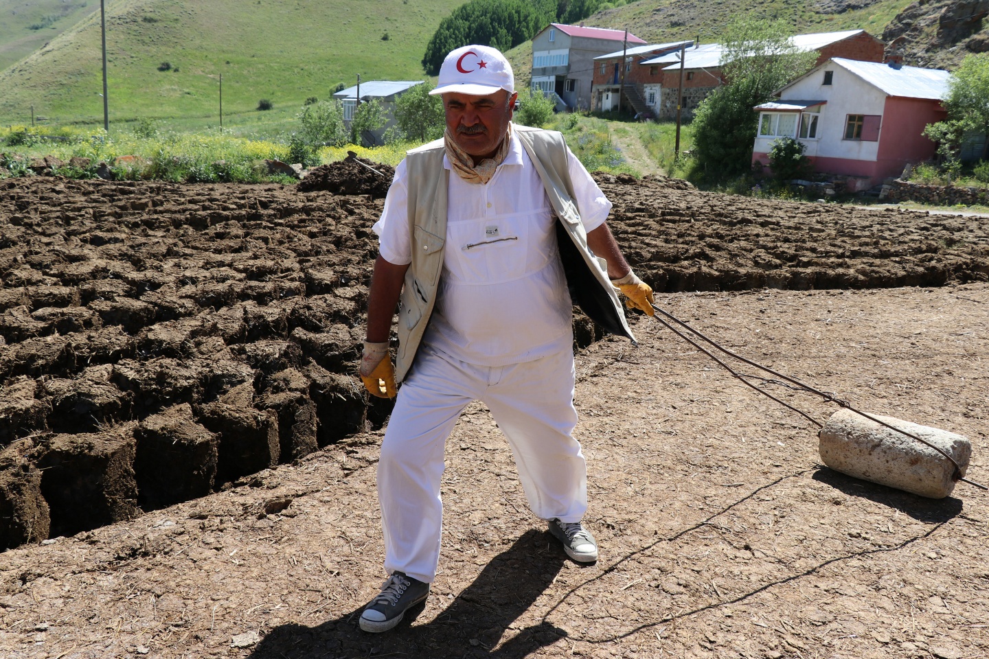 2 ayda yaptıkları tezekleri 12 ay boyunca yakıyorlar 7