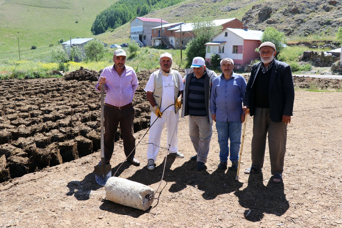 2 ayda yaptıkları tezekleri 12 ay boyunca yakıyorlar 12