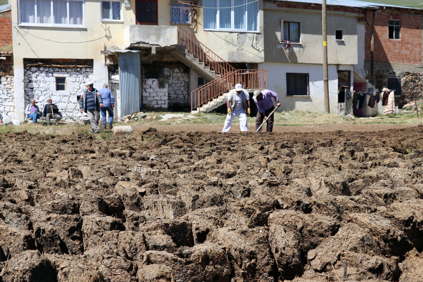 2 ayda yaptıkları tezekleri 12 ay boyunca yakıyorlar 16