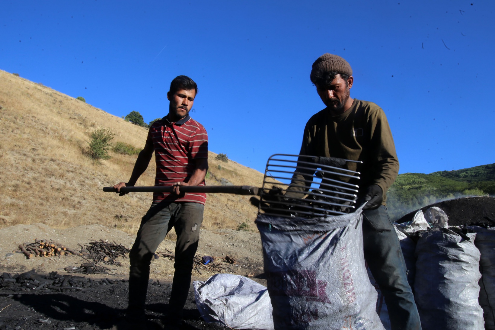 ‘Torlakçılar’ ekmeklerini ateş ve külden çıkarıyor   5