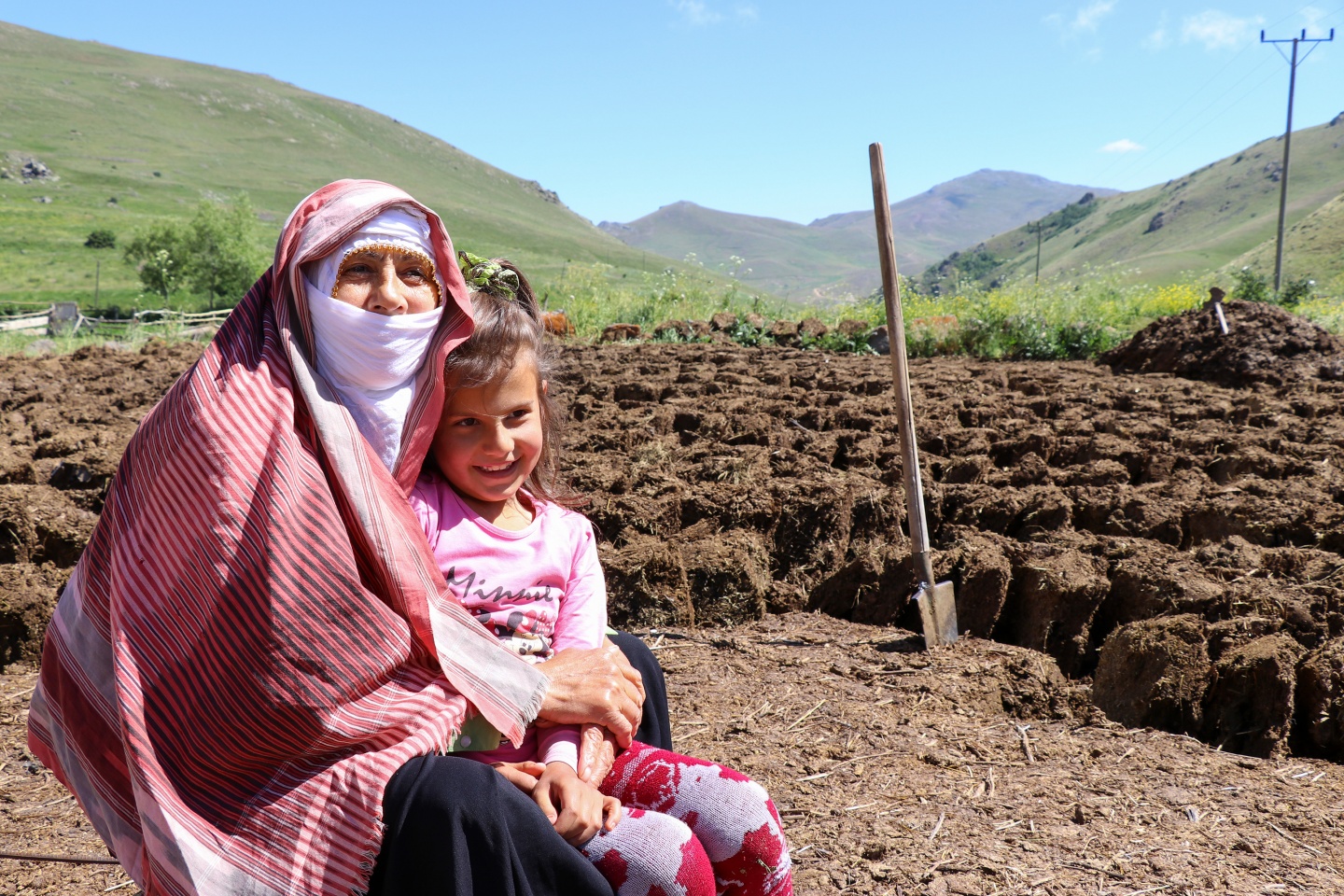 2 ayda yaptıkları tezekleri 12 ay boyunca yakıyorlar 11