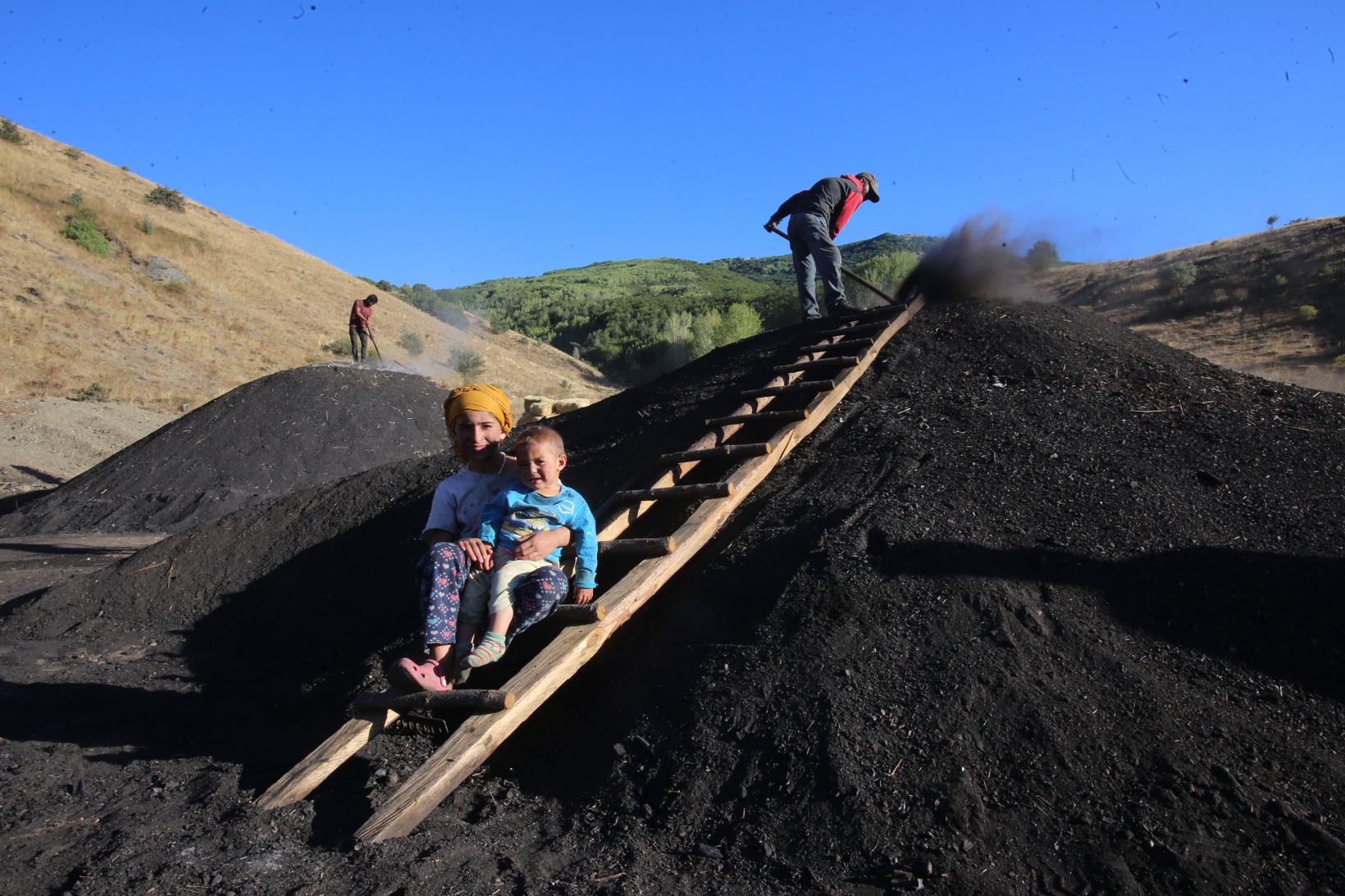 ‘Torlakçılar’ ekmeklerini ateş ve külden çıkarıyor   3