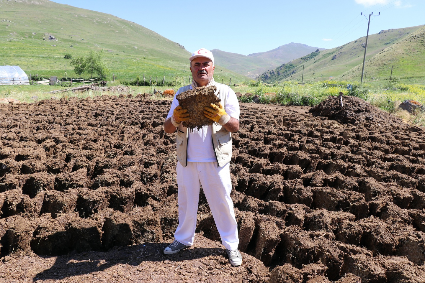 2 ayda yaptıkları tezekleri 12 ay boyunca yakıyorlar 15