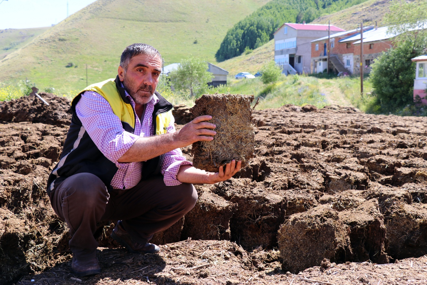 2 ayda yaptıkları tezekleri 12 ay boyunca yakıyorlar 14