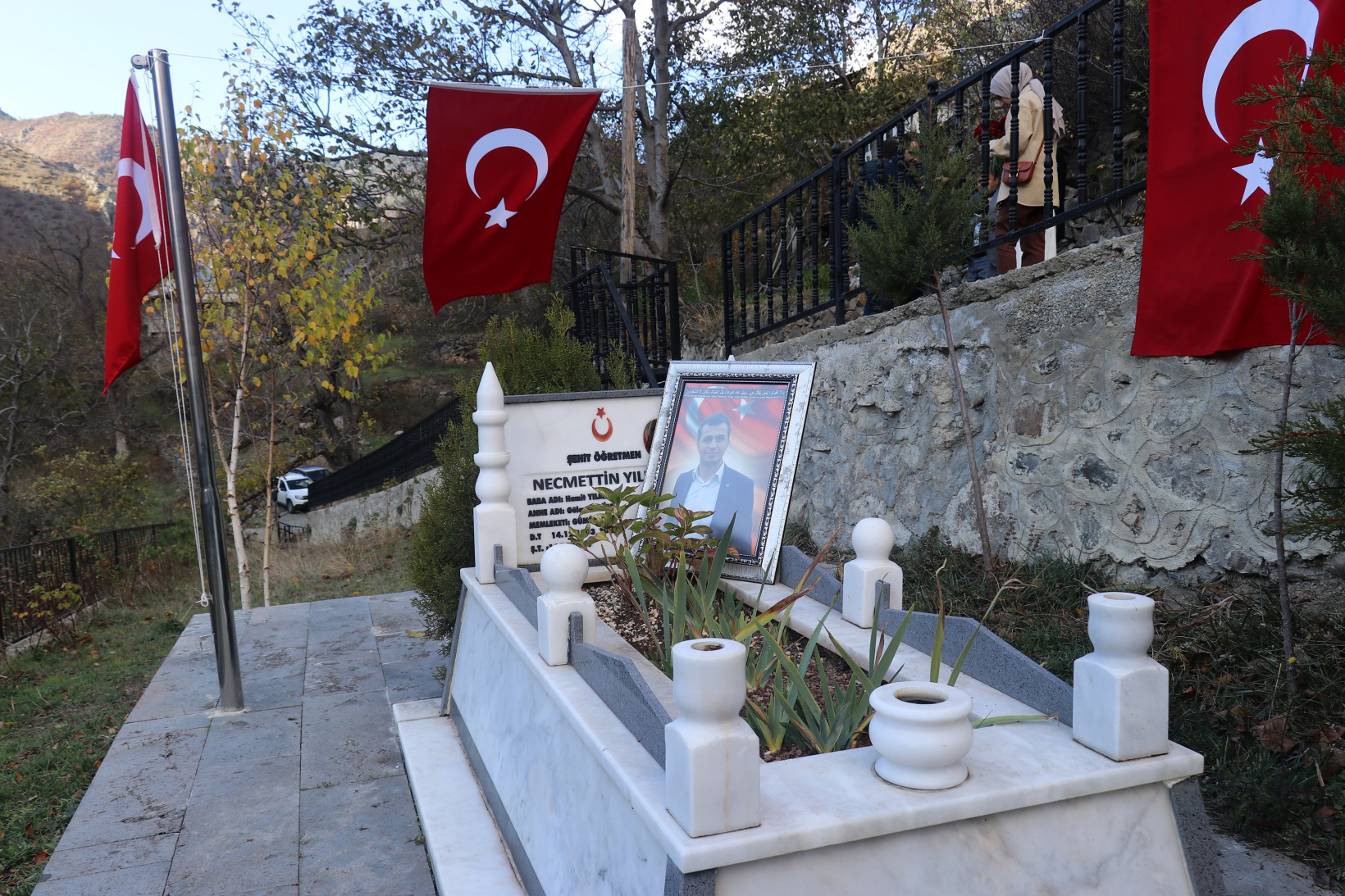 Öğretmenler Gününde Şehit Öğretmen Necmettin Yılmaz kabri başında anıldı 13