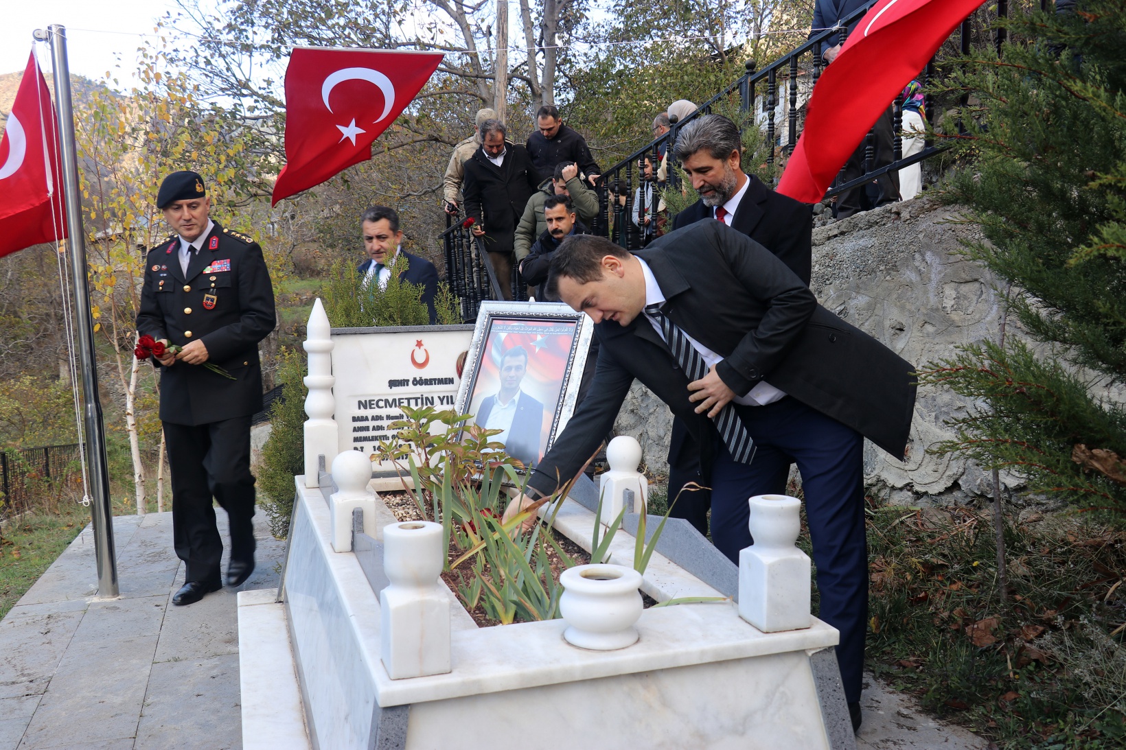Öğretmenler Gününde Şehit Öğretmen Necmettin Yılmaz kabri başında anıldı 2