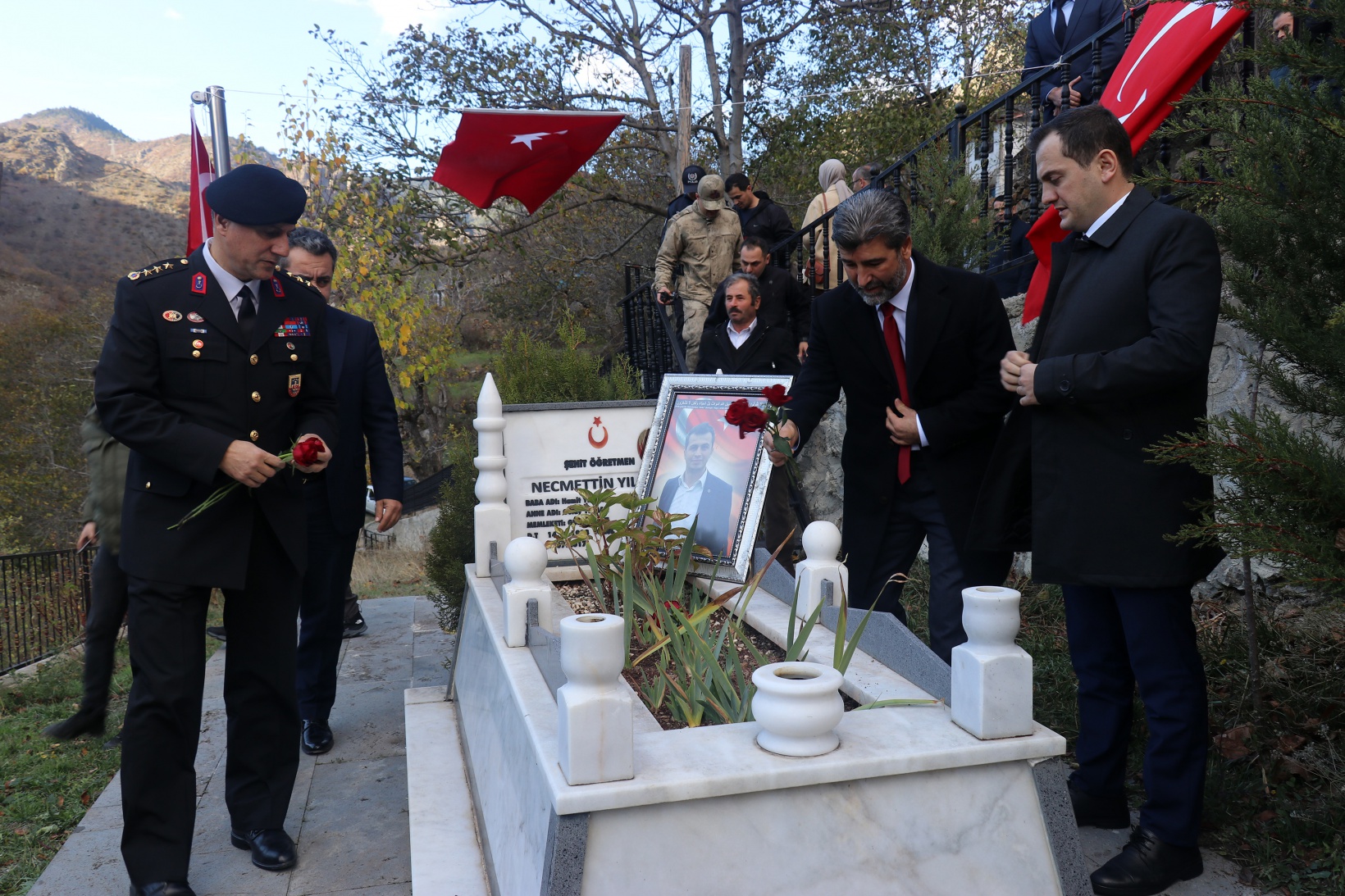Öğretmenler Gününde Şehit Öğretmen Necmettin Yılmaz kabri başında anıldı 10