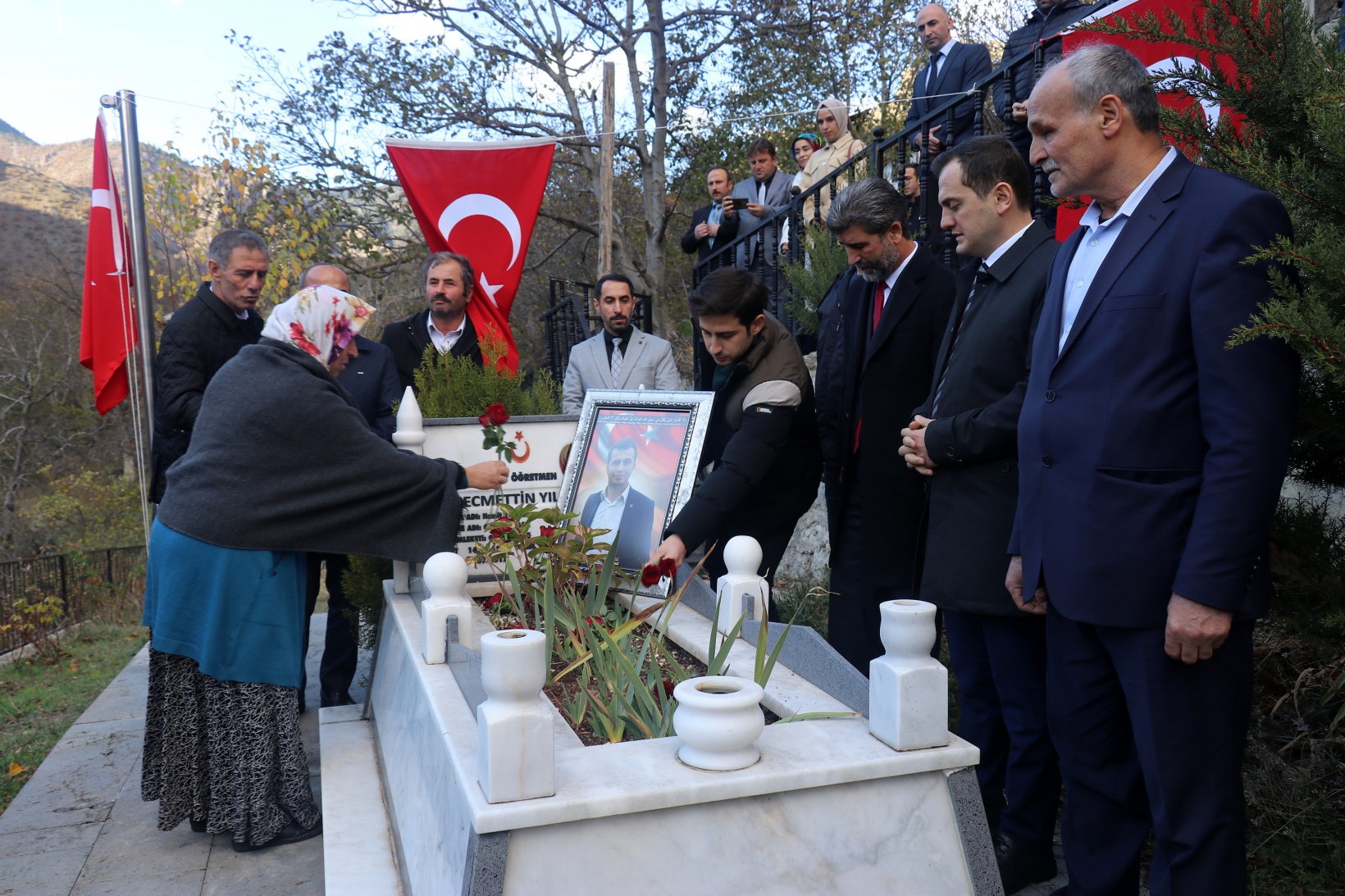 Öğretmenler Gününde Şehit Öğretmen Necmettin Yılmaz kabri başında anıldı 4