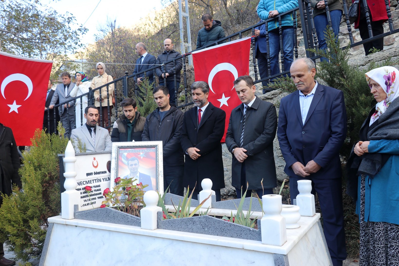 Öğretmenler Gününde Şehit Öğretmen Necmettin Yılmaz kabri başında anıldı 12
