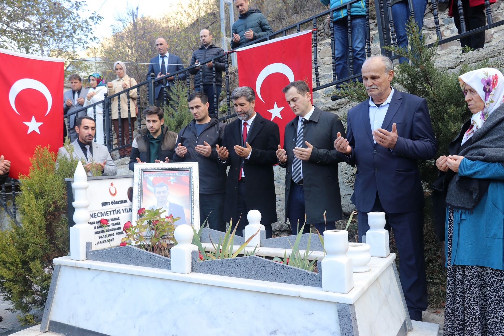 Öğretmenler Gününde Şehit Öğretmen Necmettin Yılmaz kabri başında anıldı 9