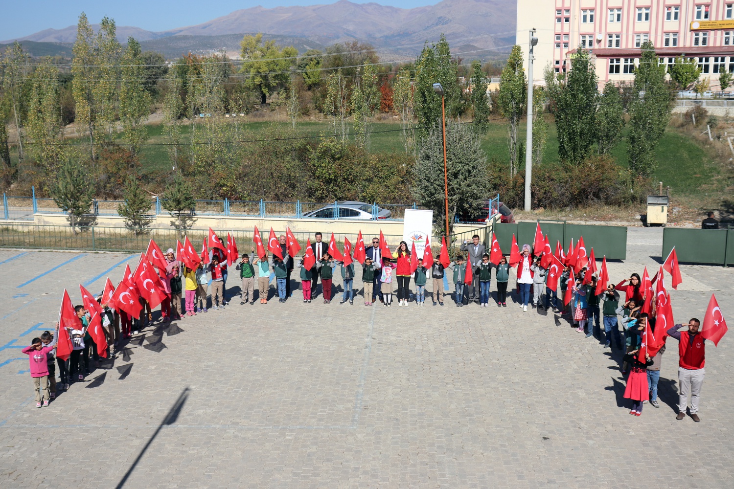 Gönüllü gençler Şiran’da yüzleri güldürdü 15
