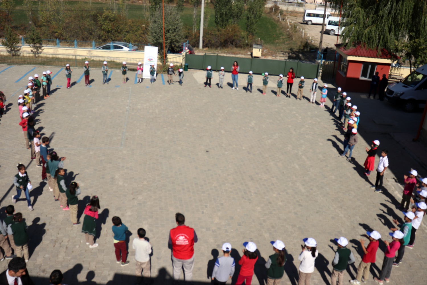 Gönüllü gençler Şiran’da yüzleri güldürdü 11