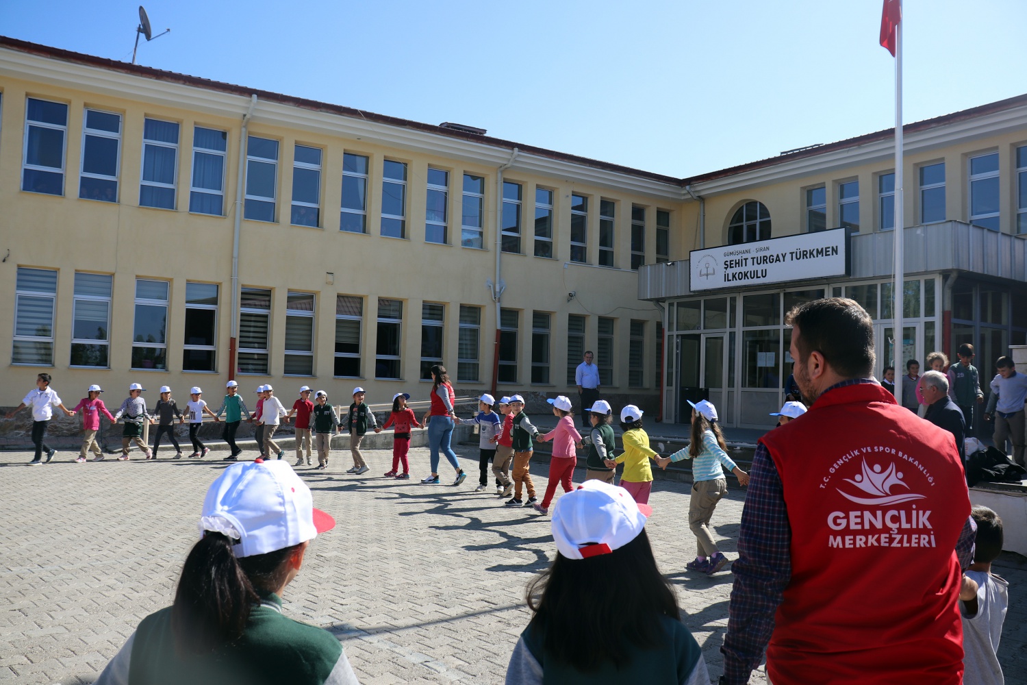 Gönüllü gençler Şiran’da yüzleri güldürdü 4