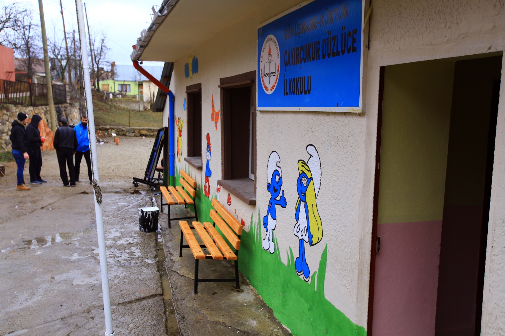 Şehirlerimiz ayrı, gönüllerimiz aynı diyerek köy okulunu baştan aşağıya yenilediler 8