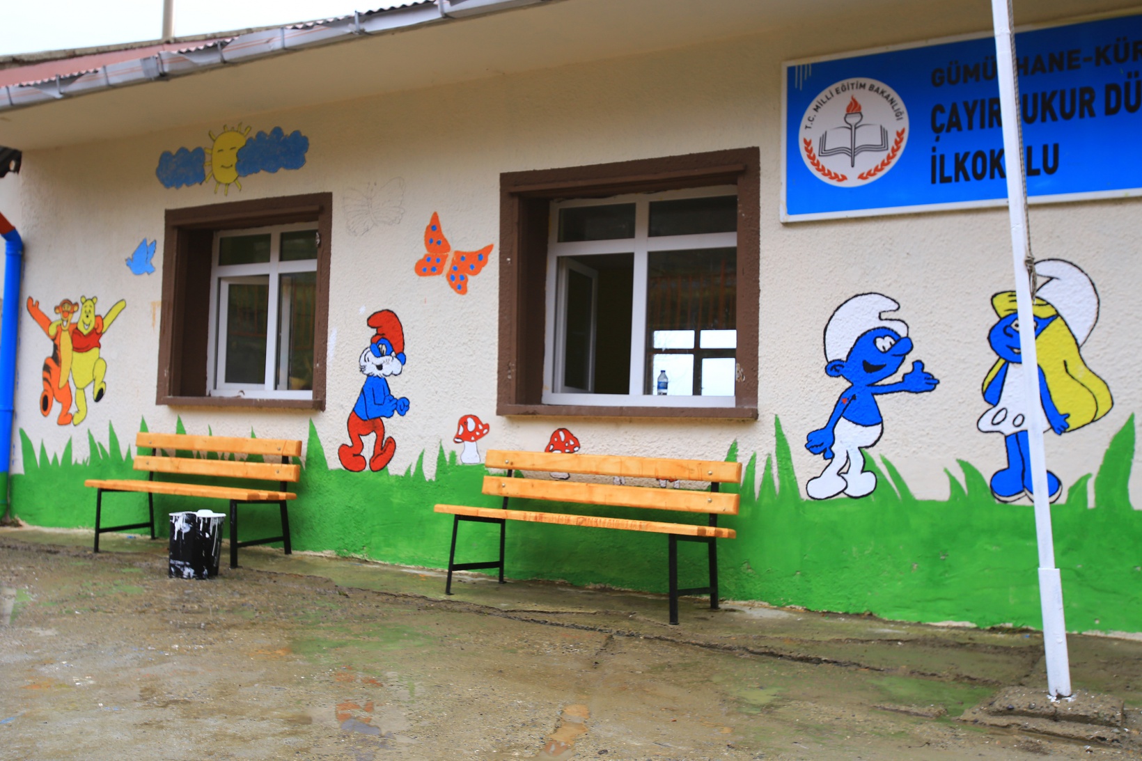 Şehirlerimiz ayrı, gönüllerimiz aynı diyerek köy okulunu baştan aşağıya yenilediler 5