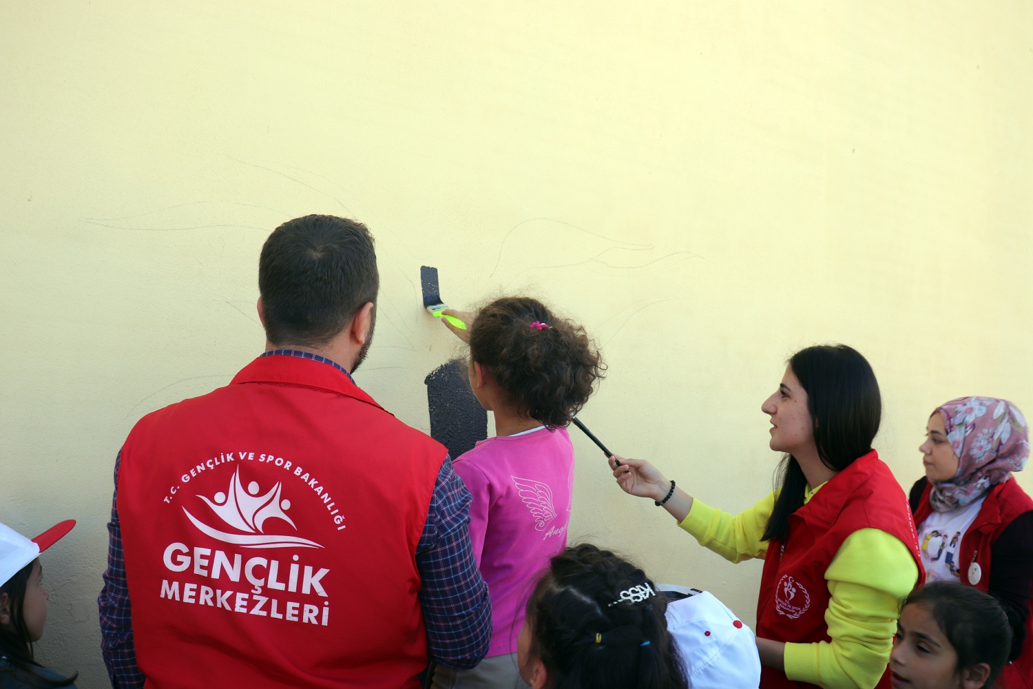 Gönüllü gençler Şiran’da yüzleri güldürdü 7