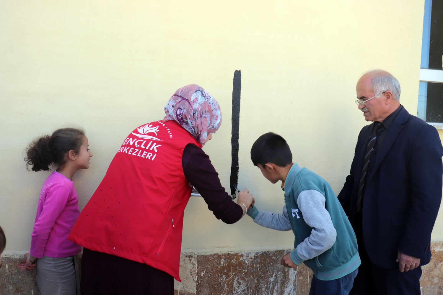 Gönüllü gençler Şiran’da yüzleri güldürdü 12