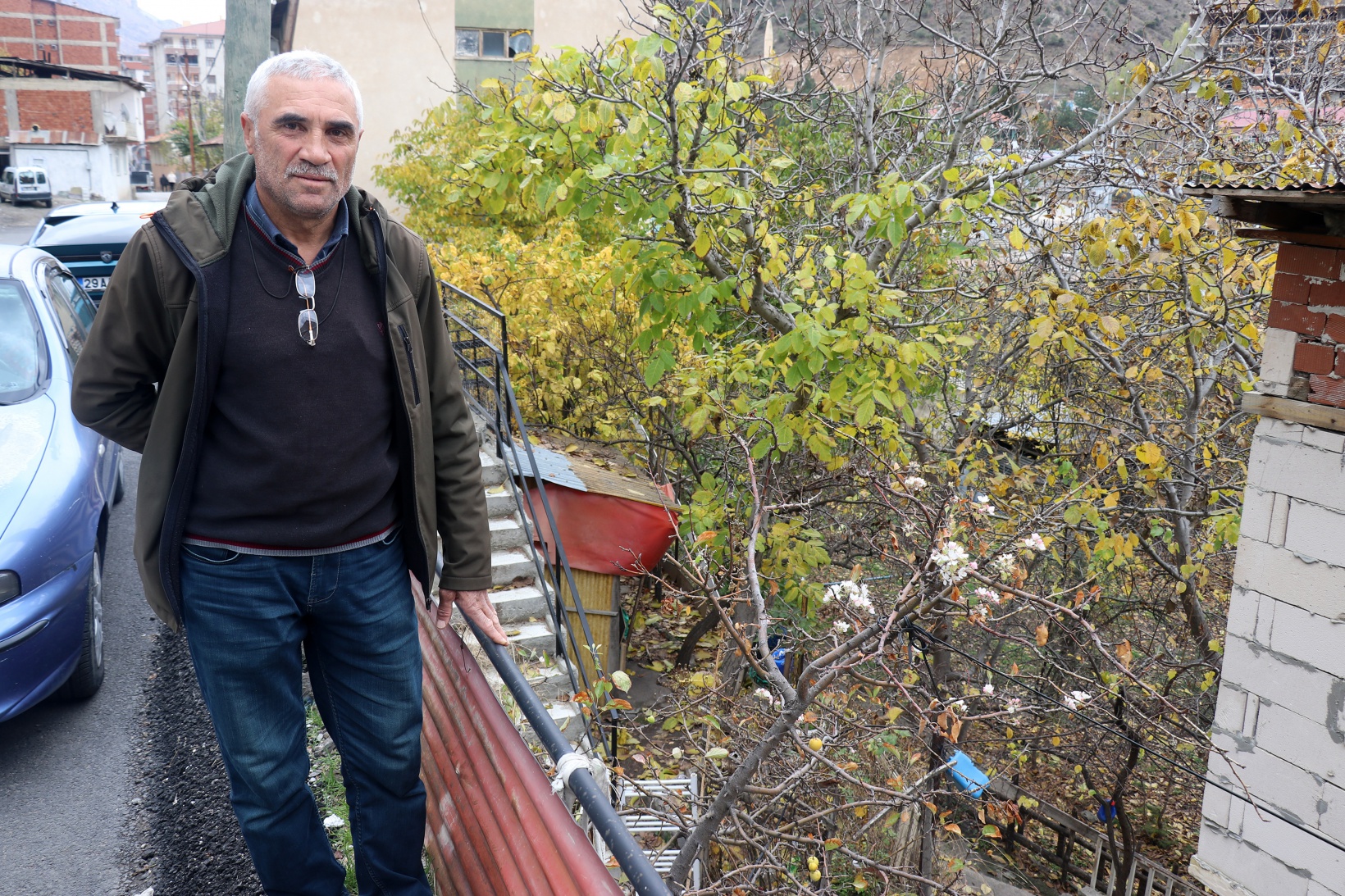 Gümüşhane’de doğanın Kasım sürprizi: Bir dalda çiçek, bir dalda elma 15