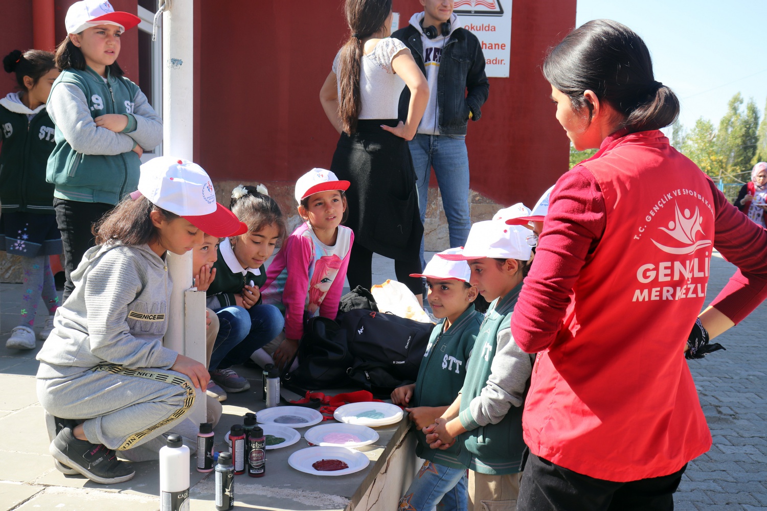 Gönüllü gençler Şiran’da yüzleri güldürdü 17