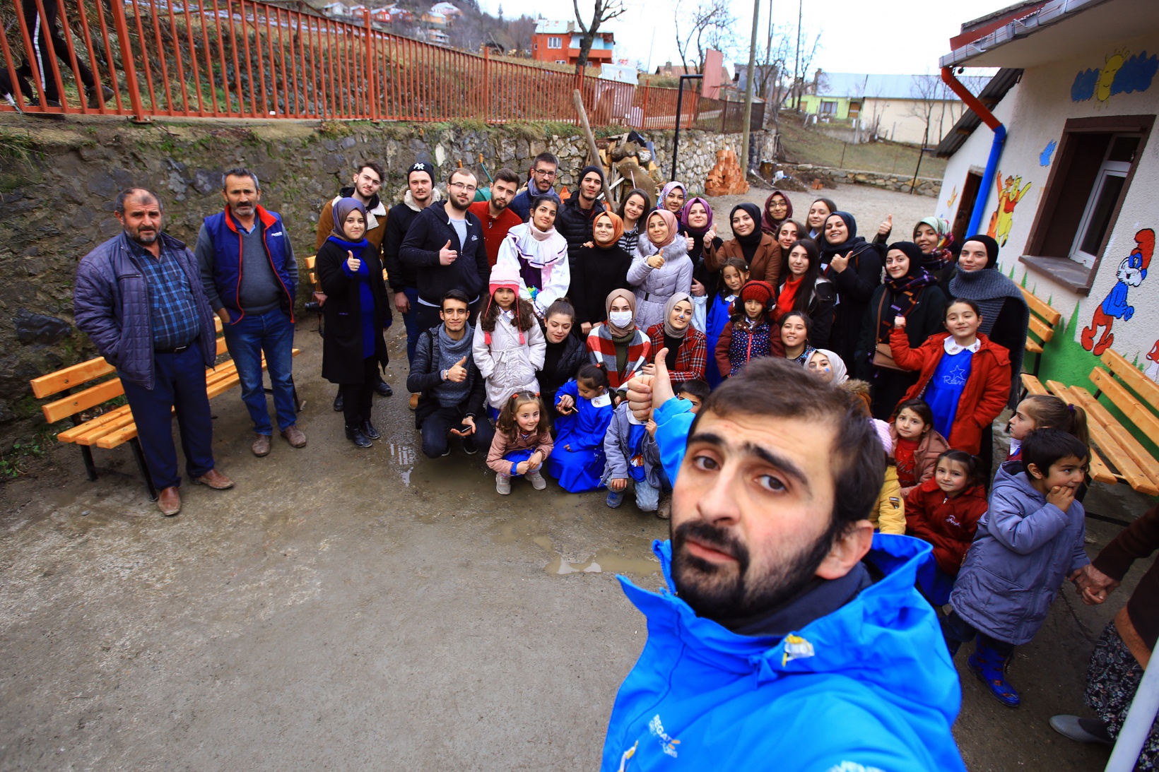 Şehirlerimiz ayrı, gönüllerimiz aynı diyerek köy okulunu baştan aşağıya yenilediler 7