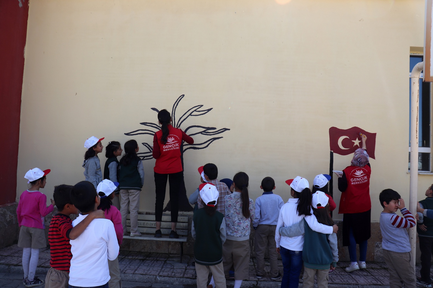 Gönüllü gençler Şiran’da yüzleri güldürdü 8