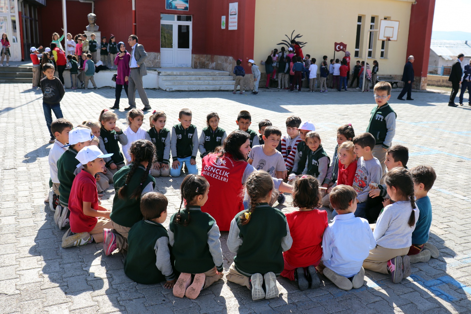 Gönüllü gençler Şiran’da yüzleri güldürdü 5