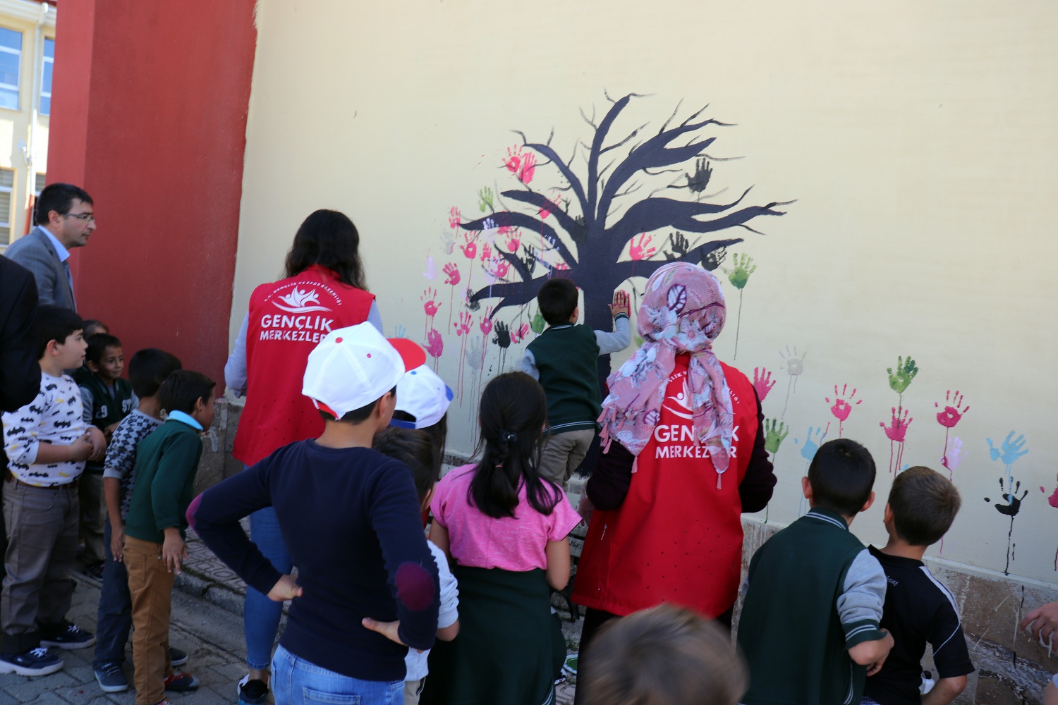 Gönüllü gençler Şiran’da yüzleri güldürdü 6