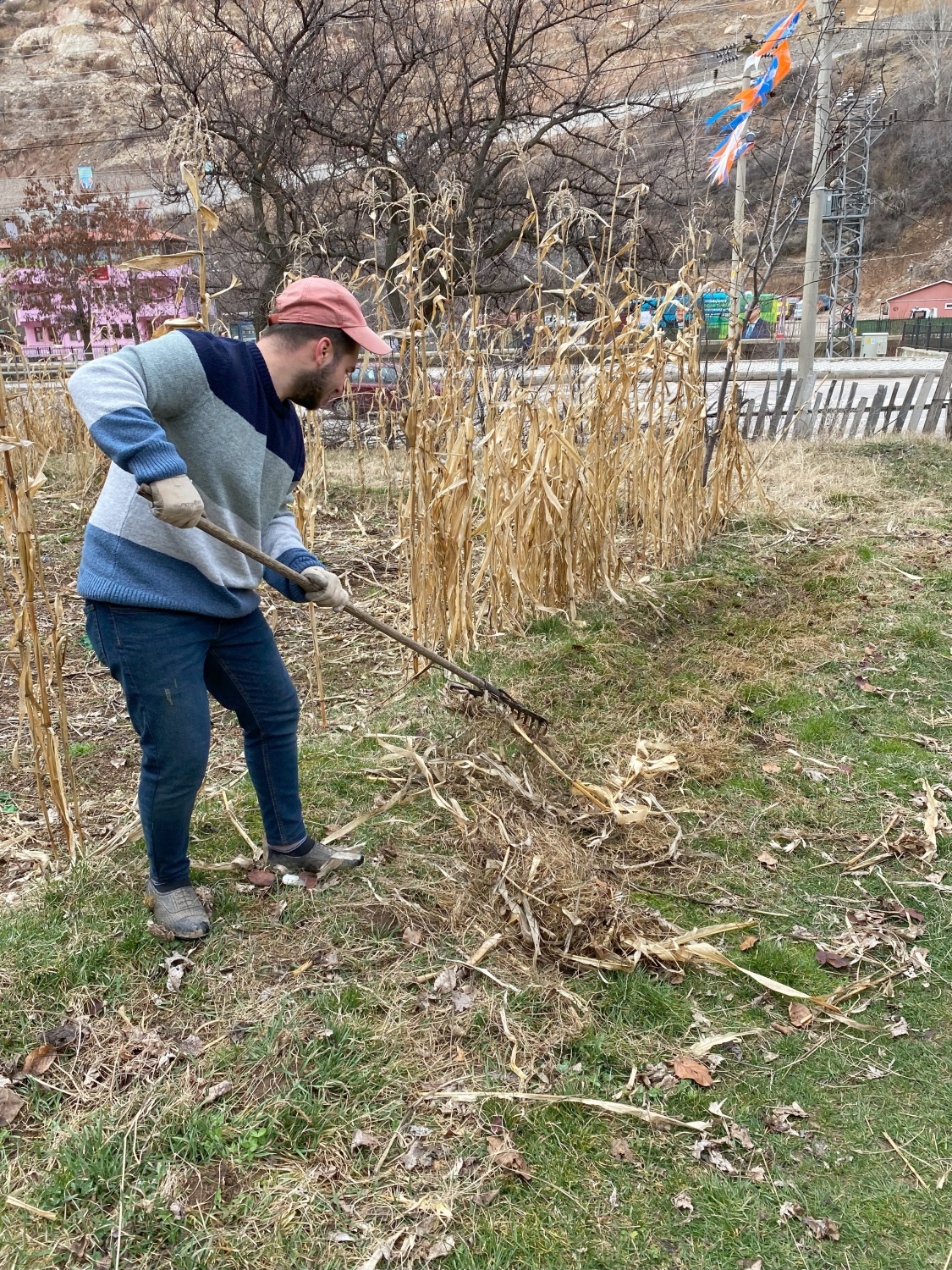 Gümüşhane'de üniversite öğrencisi yaşlı çiftin yardımına koştu 3